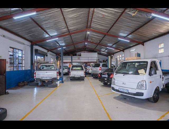2,200M² BUSINESS CENTRE FOR SALE IN TONGAAT INDUSTRIAL